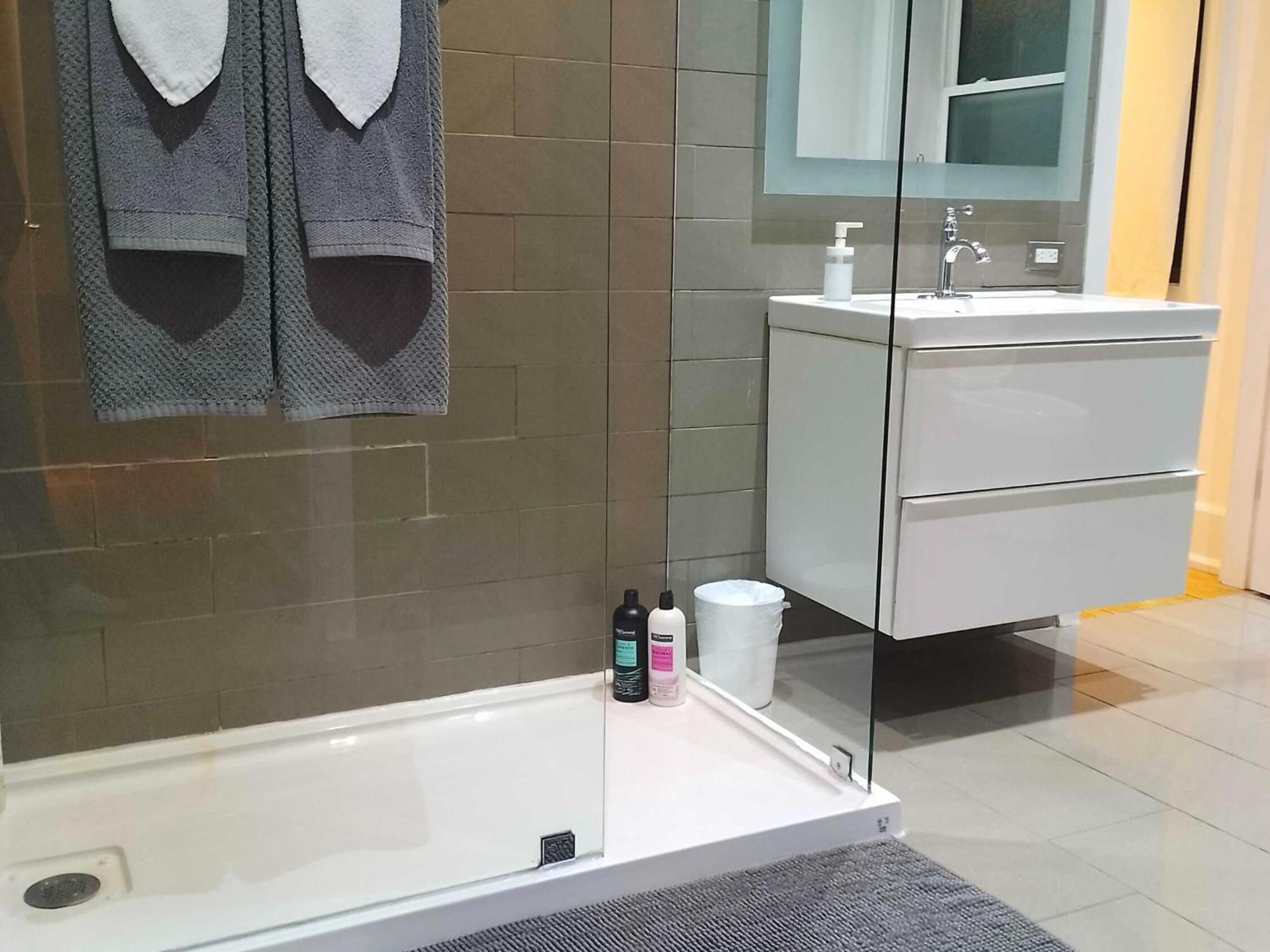 Modern 2 Bedroom Condo - Heart Of Leslieville Торонто Экстерьер фото